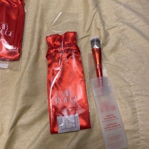 New VIB Rouge brush never used. Sample in picture that’s opened will not be sold